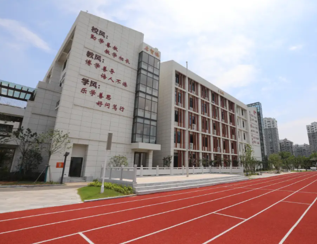 新学期师生的到来变革强师让教育质量节